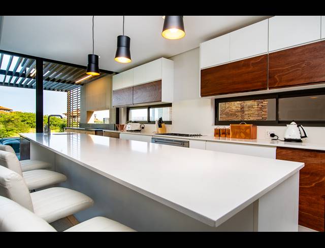 4 BEDROOM TOWNHOUSE TO LET IN ZIMBALI ESTATE